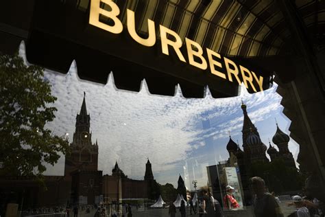 New Burberry ad features double mastectomy scars 